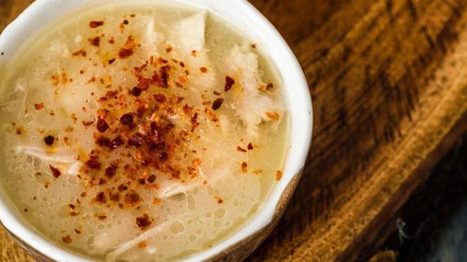 2- Araba    <br>Her ne kadar Yozgat tarafndan tescillenmi bir lezzet olsa da  Anadolu&#8217;daki farkl yemek kltrlerinde grdmz orba ve hamur karm bir yemek, Araba. indeki malzemeler ile souk havalar iin adeta bir koruma kalkan. Peki iinde neler var dediinizi duyar gibiyiz. Neler yok ki! Tavuk suyuna bol acl bir orba, frnda pimi kendine zg hamur paralar ve limon suyuyla servis ediliyor. Ana yemek kadar da doyurucu bir lezzet olduunu belirtmeden gemeyelim.