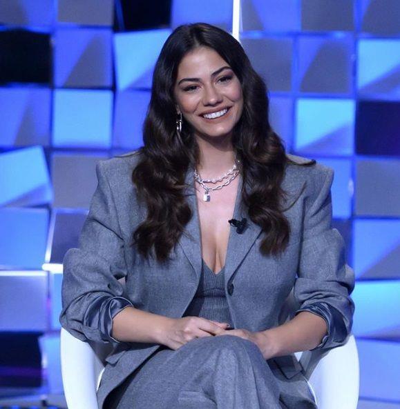 Doduun Ev Kaderindir dizisinde, Zeynep karakterini canlandran Demet zdemir, uzun bir tekne tatili sonras iinin bana geri dnd.