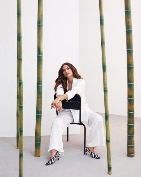 Demet zdemir'in iki katl villasnn kendine ait bahesi ve havuzu var.