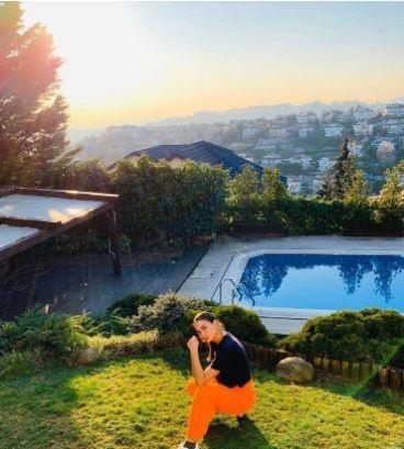 Demet zdemir, mart aynda etkisini hissettirmeye balayan corona virs salgnn ardndan bu fotoraf paylam ve 'evde kal' mesaj vermiti.