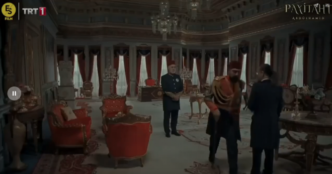 Macron'un bu k sonras Hz. Muhammed'e hakaret ieren karikatrler, devlet kurumlarna ait binalara yanstlmt.