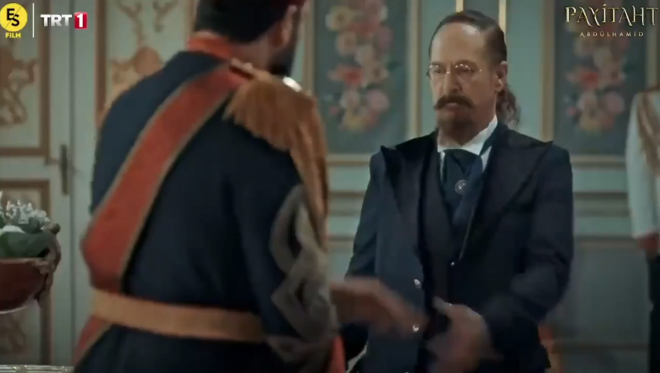 Fransa'da bir retmen derste rencilerine Fransz dergisi Charlie Hebdo'nun Hz. Muhammed'e ve slam'a hakaret ieren karikatrlerini gstermi ve 16 Ekim'de ba kesik halde l bulunmutu.