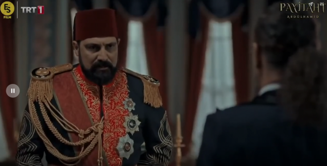 "O temsili durdurmazsanz dnyay banza ykarm"  <br>Sahnede, Fransa'nn dzenledii bir tiyatroya, peygambere hakaret edildii gerekesiyle sert kan Sultan Abdulhamid Han, "O temsili durdurmazsanz dnyay banza ykarm!" diyor.