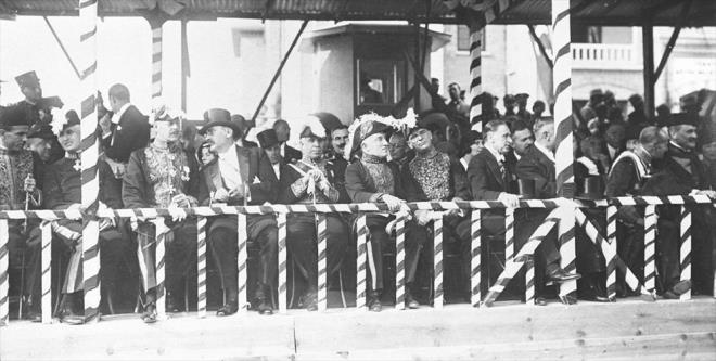 Ayn gn Mecliste grlen tasar, yaplan konumalardan sonra saat 20.30'da oturuma katlan 158 yenin tamamnn oyuyla kabul edildi. Cumhuriyetin ilan "Yaasn cumhuriyet" sesleri ve alklarla karland.