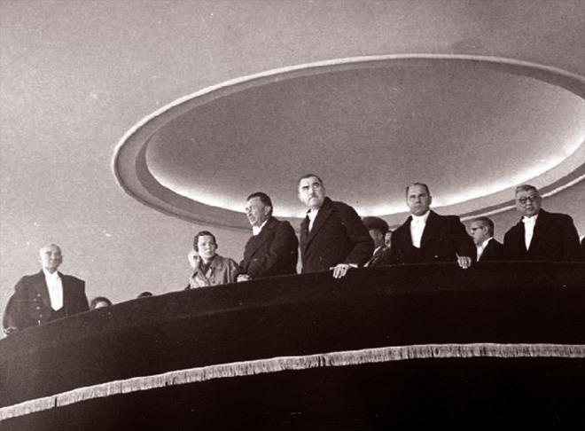 Baz yabanc lkeler de Lozan Antlamas'nn onay iin Trkiye'deki yeni devlet rejiminin daha ak ekilde belirlenmesini istiyorlard. Bu sralarda cra Vekilleri Heyeti'nin istifas ve Meclisin gvenini kazanacak bir kabine listesinin oluturulamamas da bu soruna acil zm gerektirdi.