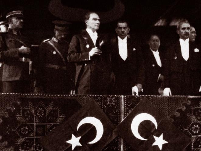 Atatrk o gece, smet nn ile 1921 Anayasas'nn baz maddelerini deitiren kanun tasarsn da hazrlad.