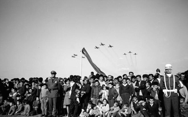 Hariciye Vekaleti, 2 ubat 1925'te bir kanun teklifiyle 29 Ekim'in bayram olmasn nerdi. Teklif, Meclis Anayasa Komisyonu tarafndan incelendi ve 18 Nisan'da karara baland. TBMM'de teklifin 19 Nisan'da kabul edilmesiyle 29 Ekim, 1925 ylndan bu yana ''Milli Bayram'' olarak kutlanmaya baland.