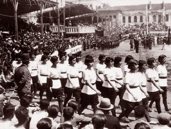 TARTIMALARA SON VERLD  Bundan sonra cumhurbakanl seimine geildi.  Yaplan gizli oylamada 158 milletvekilinin tamamnn oyunu alan Mustafa Kemal Atatrk, TBMM tarafndan yeni Trk devletinin ilk cumhurbakan seildi. Bunun zerine krsye gelen Mustafa Kemal, konumasn "Trkiye Cumhuriyeti mesut, baarl ve muzaffer olacaktr" szyle tamamlad.