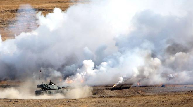 "TEK ATI VE VURU"     <br>lk olarak yerli retim milli piyade tfek atlar gerekletirildi. Pene Kaplan dahil birok operasyonda kullanlan tfeklerle piyadelerin yapt baarl atlarn ardndan keskin nianc atlarna geildi. Keskin nianclarn bir kilometre mesafedeki kk hedeflere yaptklar isabetli atlar protokol yelerince beeniyle takip edildi. "Tek at ve vuru" sloganyla yaplan keskin nianc atlar sonrasnda makineli tfek atlar gerekletirildi.