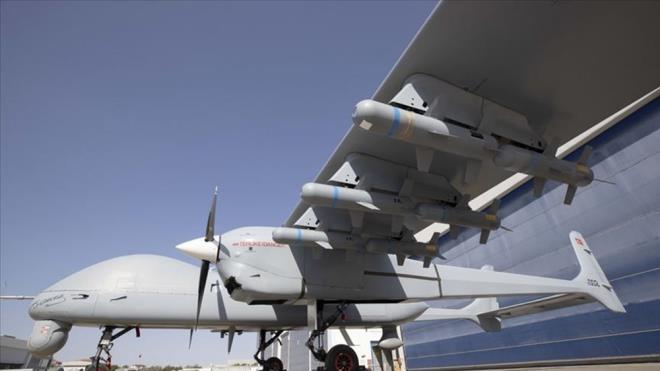 Aklamada uuun 20 bin feet irtifada ve 28 saat srd belirtildi. 750 kilogram faydal yk kapasitesine sahip olan,  gece/gndz her trl hava koullarnda istihbarat, gzetleme, keif ve taarruz grevlerini gerekletirebilen Aksungur, getimiz gnlerde de aralksz 49 saat havada kald bir uula rekor krmt.