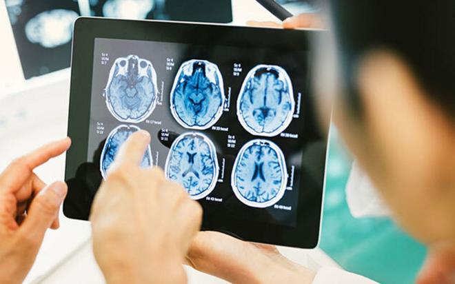 Vcudun kendini iyiletirmesinde nemli bir rol oynayan sitokinler bir sre sonra ykc hasara yol aabiliyor. Baklk hcrelerinin ak kalc olduunda, baklk sisteminin korumaya alt dokulardaki hcreleri ldrmeye balayan iltihaplanma meydana geliyor.