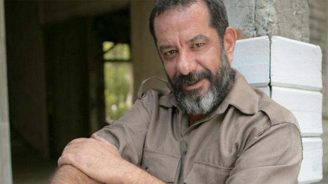 Dizide, Sevi Demirivi, amir mit karakteriyle izleyenlerin karsna kacak.