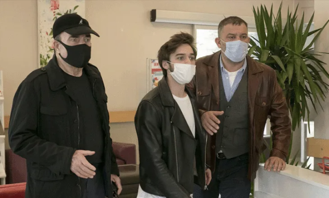 Arka Sokaklar dizisi son zamanlarda yeni transferleriyle gndemden dmyor. Son olarak Serhat Midyat, dizinin kadrosuna dahil oldu. Yeni 3 ismin de kadroya girdii ortaya kt.