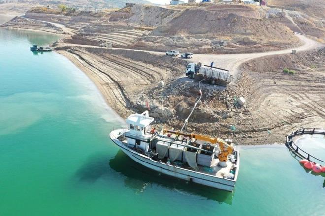 l Tarm ve Orman Mdr Mustafa ahin, "Kayseri, Trkiye&#8217;deki en nemli i su retim merkezlerinden bir tanesidir. zellikle alabalkla balayan yol hikayesi artk somona kadar ulat. Yamula Baraj ierisindeki retim sahalarnda u anda zellikle Pnarba&#8217;nda yumurtayla balayan yolculuu somon olarak artk nihayetlenip sonrasnda da ihracata doru dnmeye balad"