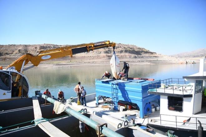 "Kayseri i sularda ki Trkiye&#8217;nin en merkezi konumundadr. Biz zellikle o blge de hem denetimlerimizi hem de kaak avclkla ilgili nlemlerimizi de alyoruz. Tabi bununla ilgili saha ok geni. Bu sahayla ilgili retimin artrlmasnda katma deeri daha yksek ihracata uygun olmas, Kayseri iin de gerekten ok nemli. Kayseri; Trkiye&#8217;deki alabalk retimi konusunda en nemli merkezdir.    Hem yumurta retiminde hem de yavru balk retiminde olduka iyi bir durumdayz. nallah bundan sonra ki srete de Yamula Baraj'nda ve dier barajlarmz da somon retiminin artrlmas konusunda hem zel sektr hem de bakanlk olarak elimizden gelen tm gayreti sarf edeceiz" ifadelerini kulland