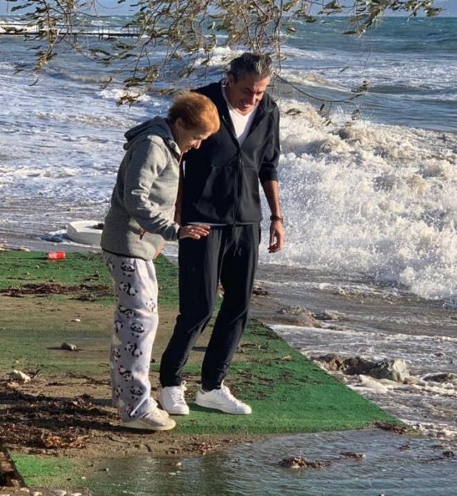 Oyuncu, anne ve babas iin Altnoluk&#8217;tan 1.5 milyon liraya bir ev satn alp onlar iin iki de hasta bakc tutmutu.