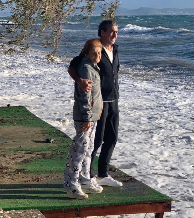 Erkan Petekkaya, getiimiz yl Altnoluk sahilinde annesiyle yry yaparken byle grntlenmiti.