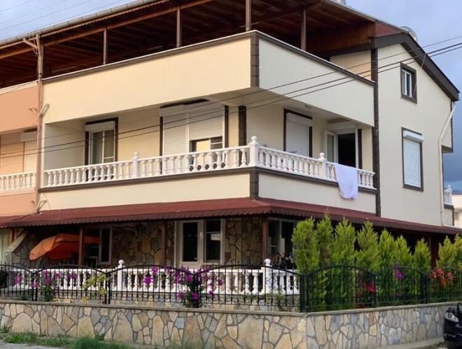 BYLE GRNTLENMT      Yaklak 3 yldr stanbul ve Balkesir arasnda mekik dokuyan Petekkaya, hafta ii ei ve ocuuyla ilgilenirken, hafta sonlar ise soluu annesiyle babasnn yannda alyordu.