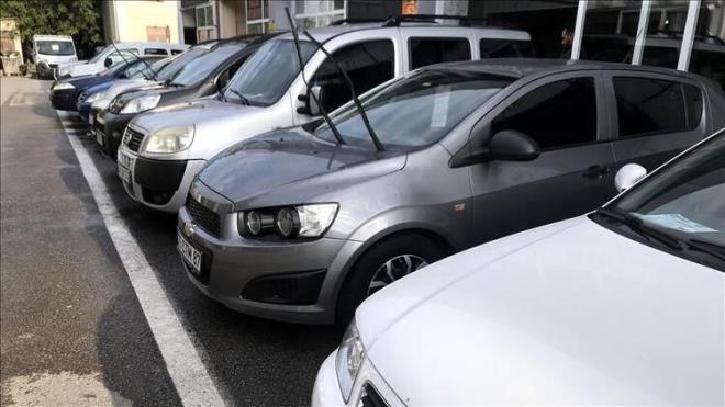 Kasasna gre 20 bin TL'ye kyor: Paylatklar mesajlarda fiyat artlarnn yaplaca tarihi de veren frsatlar, fiyatlardaki artlarn doru orantl olmas ve alclarn kafasnda sz konusu markaya ait ortalama bir fiyat olumas iin de yaplacak zamlar kendileri belirliyor. Frsatlarn fiyat ykseltmek iin gruplarda paylat mesajda model ve kasasna gre deien artlarn 10 ile 20 bin TL arasnda olduu grlyor.