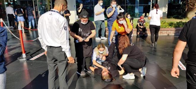 Deprem, Seferihisar&#8217;n yan sra kent merkezi ve evre ilelerde youn olarak hissedildi. zmir&#8217;de baz binalarn ykld, ok sayda binada da hasar olutuu belirtildi.