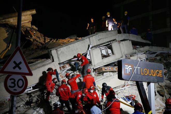 Ayrca, 1593. Sokak'ta daha nce 3 kiinin kurtarld enkazda bir kii daha sa karld.    Arama kurtarma ekiplerinin blgede almalar devam ediyor.