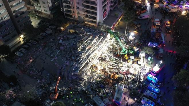 4 bina tamammen ykld, 20'ye yakn bina hasar grd. Depremin ardndan arama-kurtarma ekipleri vakit kaybetmeden harekete geti.