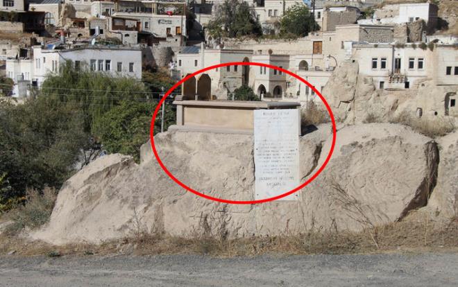 Nevehir&#8217;in rgp ilesine bal Ortahisar beldesinde kpr zerinde bulunan mezar yerli ve yabanc turistlerin ilgisini ekiyor. Kaya zerinde bulunan mezara bakan bir daha bakyor