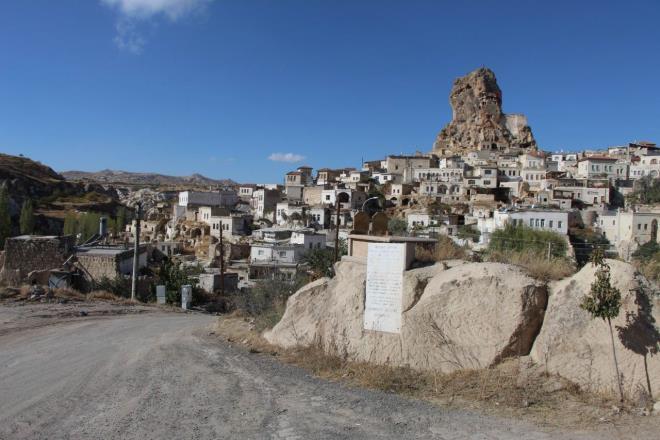 Sultan 2. Abdulhamit zamannda sarayda telgraf ba olarak alan Ahmet Mustafa Efendi ve einin mezar Ortahisar beldesinde 1919 ylnda yapm tamamlanan kprnn banda bulunuyor.