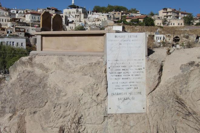 Eiyle beraber gmlm: Konumasnn devamnda Ate "Kendisi de hem kprnn yapmnda alm hem de maddi olarak bu kprnn yapmna byk katkda bulunmu. Hatta rivayete gre paras bittiinde kpr iin imkan kalmadnda kendisi Ortahisar&#8217;daki balarn, bahelerini satarak yine bu kprye harcamtr. Mezar da o yzden burada yer alyor. Vasiyeti zerine ei ile beraber buraya gmlm&#8221; ifadelerini kulland.