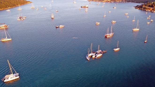 <p>TEKNELER KARAYA OTURDU</p>    <p>Tsunaminin ardndan ykselen dalgalarn bir anda ekilmesi ile tm tekneler karaya oturdu. Yaanan olaylar aresiz gzlerle izleyen vatandalar ne yapacan ard.</p>