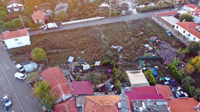 6.6 iddetinde meydana gelen depremin ardndan zmir&#8217;in Seferihisar ilesi Sack Mahallesi&#8217;ndeki tsunami sonras blge havadan grntlendi.