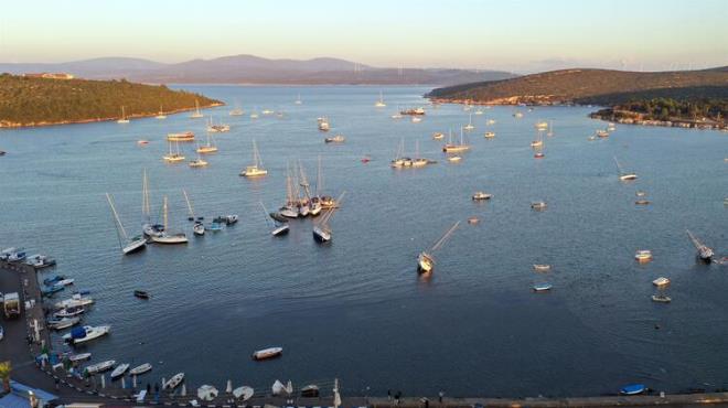 MARNA AFET BLGESNE DNT  <br>  Depremin merkez ss olan Seferihisar'dan gelen bilgilere gre deprem srasnda, marina ierisinde bulunan alt yzer iskeleden drd koptu. Baz tekneler deprem annda sularn ekilmesiyle karaya otururken, baz tekneler ise iskeleden koparak aa doru srklendi.    Deprem annda blgede bulunan grg tanklar, 100'den fazla teknenin marinann dna karak babo ekilde aa doru srklendiini bildirdi.    Sahil gvenlik ekiplerinin helikopter ve bot destei ile marina dna kan tekneleri gzledii, yaklak 100 teknenin gvenli bir ekilde liman dna baland belirtildi. Sahil gvenlik ve deniz polisinin yama olaylarnn engellenmesi iin gece boyu blgede devriye gezdikleri ifade edildi.