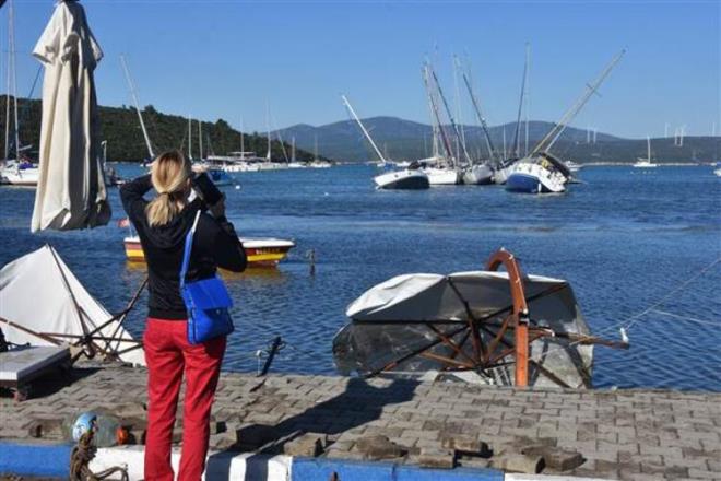TEKNE SAHPLERNE ARI  <br>  Halen deniz seviyesinin normalden yarm metre dk olduu belirtilen Seferihisar'daki tm tekne sahiplerine olay yerine gelmeleri ars yapld.