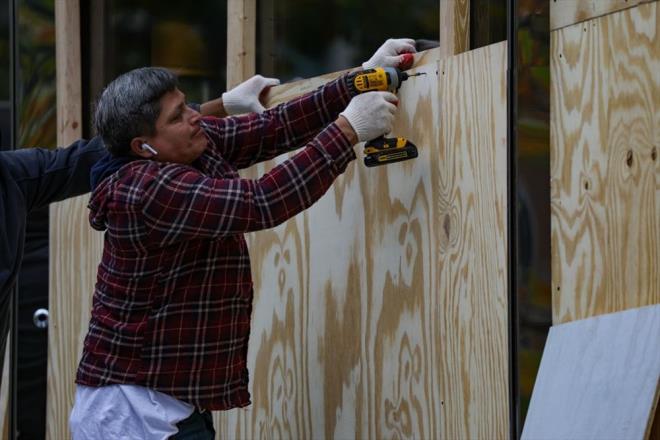 Los Angeles'ta ise polis, lks tasarm maazalarn bulunduu nl alveri caddesi Rodeo Drive' seim gn kapatacan bildirdi.