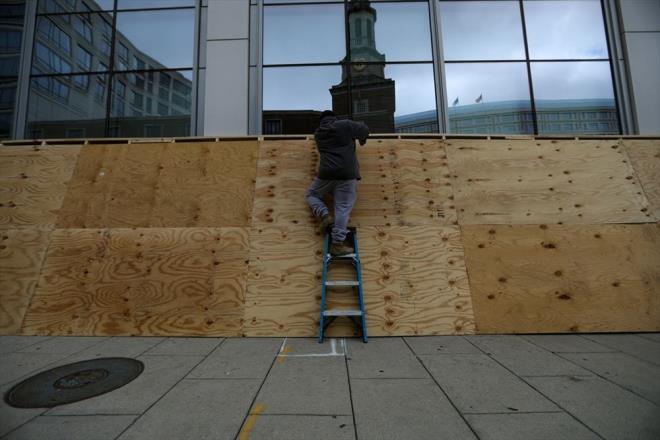 ABD'deki dev market zinciri Wallmart da bakanlk seimine gnler kala Philadelphia'da bir siyahinin polis tarafndan vurularak ldrlmesinin ardndan balayan protesto ve yama eylemleri zerine tm maazalarndaki silah ve mhimmat reyonlarn boalttn aklamt.