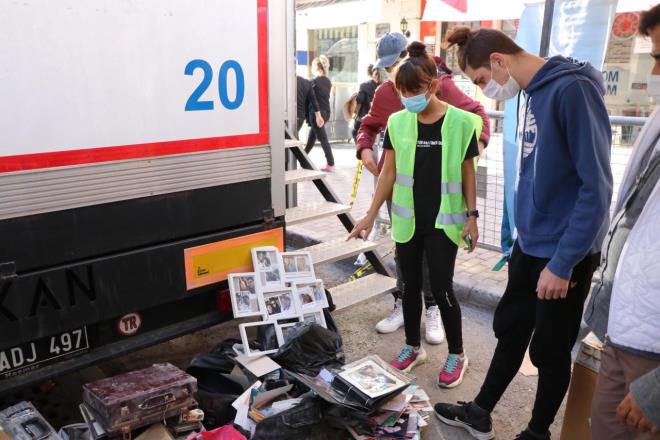 Rza Bey Apartman'nn enkazndaki kurtarma almalarna katlan bir AFAD grevlisi, "Enkazdan kartlan fotoraflar bu alanda toplanyor. ki ifte ait ok sayda mutlu anlarn yer ald fotoraf var ancak kim olduklarn bilmiyoruz. Bu fotoraflardan onlar tanyan yaknlar bize ulap alabilirler. Enkaz altndalar ise inallah sa olarak kurtulurlar" dedi.