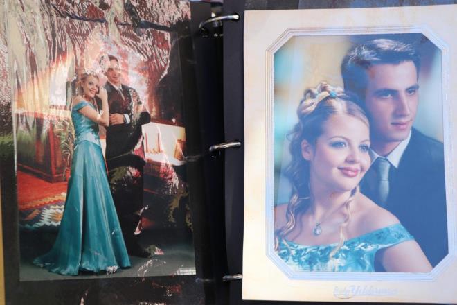 Kurtarma almalar yapld srada ekiplerin enkazda bulduu fotoraf albmleri de toplanyor. AFAD Koordinasyon ekibinin TIR' yannda toplanan ve mutlu anlarn yer ald ok sayda fotoraf grenlerin yreini burkuyor.