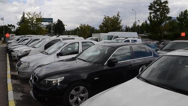 Siparileri yetitirmekte zorlanyorlar. Sfr kilometre ara temininde yaanan zorluklar talebi ikinci el pazarna kaydrd. Bu sebeple ikinci el otomobil fiyatlarnda ciddi artlar yaand. Fiyat artlar da aralar tketicilerin gznde yatrm aracna evirdi.