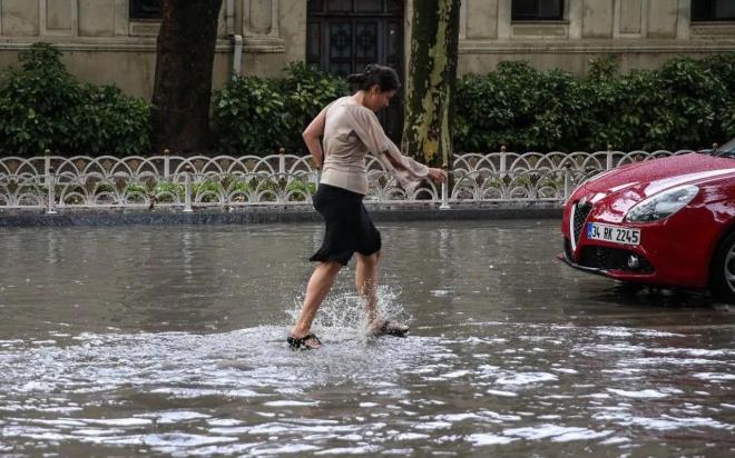 Karadeniz'de saanak bekleniyor: Bat Karadeniz ky kesimi, Dou Karadeniz ve Dou ve Gneydou Anadolu, Dou Akdeniz ile Sivas ve Ordu evrelerinin yerel olmak zere saanak yal geecei tahmin ediliyor.