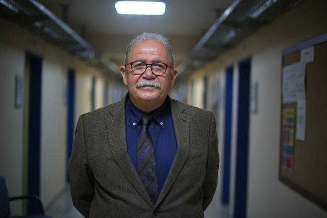 "Bat Anadolu'da, zmir evresi bata olmak zere ok fay var" diyen Yldz Teknik niversitesi Doa Bilimleri Aratrma Merkezi Bakan Prof. Dr. kr Ersoy da u uyarlar yapt: