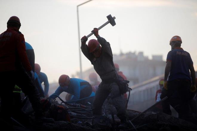 Adeta ine ile kuyu kazan Trkiye'nin isimsiz kahramanlar, enkazdan bazen cansz beden karyor.