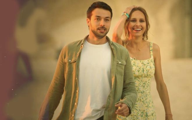 Gen oyuncularn yan sra usta oyuncular da kadrosunda buluduran ATV'nin son dizisi Maria ile Mustafa pazar akamlar ekrana geliyor. Henz 9 blm yaynlanan dizi bir trl kanaln bekledii reyting derecesine ulaamad. Hatta dizinin erken final yapaca bile sylendi.