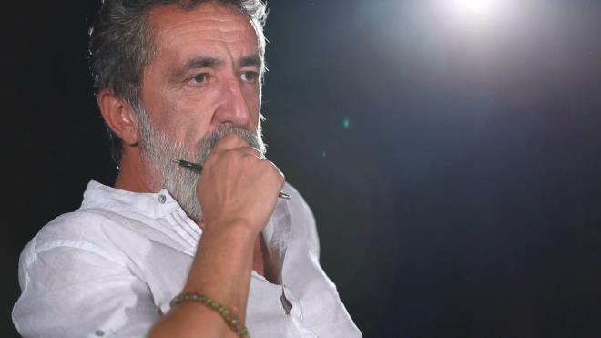 Getiimiz ay dizinin ynetmenliini devreden ama projede genel ynetmen olarak bulunaca sylenen ynetmen Faruk Teber FOX'un yeni dizisi Kanunsuz Topraklar ile anlat. Senaryosunu Zlkf Ycel'in yazd dizi iin araylar devam ediyor.