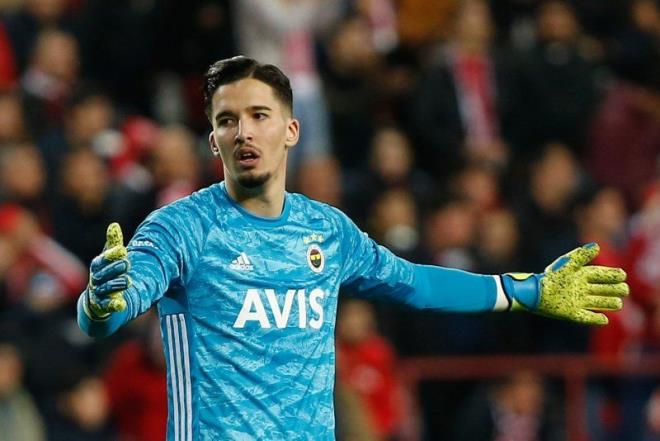 Altay Bayndr (Fenerbahe kalecisi)  <br>  300 ailenin 1 aylk temel gda ihtiyacn karlayacak.