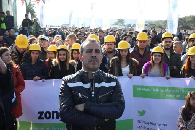 Ahbap kurucusu Haluk Levent, depremin vurduu zmir iin kollar svad. &#8220;zmir&#8217;in yanndayz. Acsn paylayoruz&#8221; sloganyla yardm kampanyas balatan Haluk Levent, imdiye kadar hangi nl ismin zmir iin ne kadar ba yaptn isim isim aklad. En yksek ba yeil sahalarn ve Milli Takm'n yldz isimlerinden geldi.