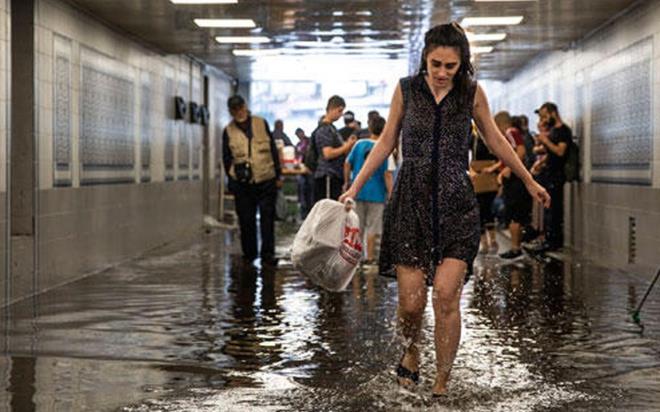 zmir'de hava durumu: Yalarn neden olabilecei sel ve su basknna kar uyar yapld. Son olarak zmir'de havann paral ve ok bulutlu olaca, hava scaklnn 21 derecede seyretmesi bekleniyor.