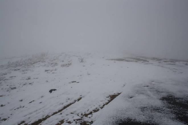 lede, 2 bin 385 metre rakma sahip Alada'da, kayak merkezinin bulunduu blge kasmda yaan karla beyaz rtye brnrken baz vatandalar ise bu an fotoraflad.