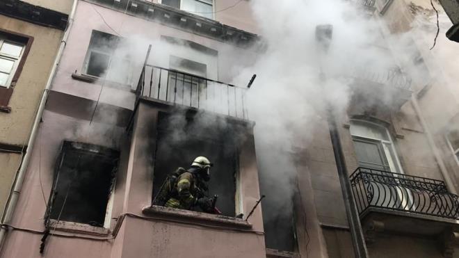 �st katta mahsur kalan iki ki�iyi itfaiye ekipleri kurtard�. Hafif yaralanan iki kad�na sa�l�k ekipleri ilk m�dahaleyi yapt�. �tfaiye ekiplerinin yang�n� s�nd�rme �al��malar� s�r�yor.