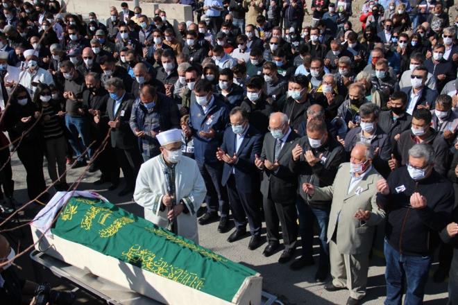 Gezgin'in cenazesi, Bornova ilesindeki Haclarkr Mezarl'nda klnan cenaze namaznn ardndan defnedildi.