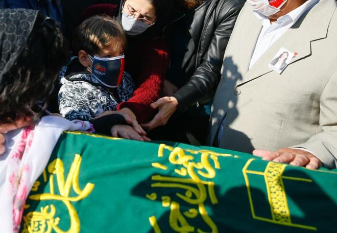 Atakan Gezgin de annesinin tabutuna dokunarak, "Hoakal" dedi.